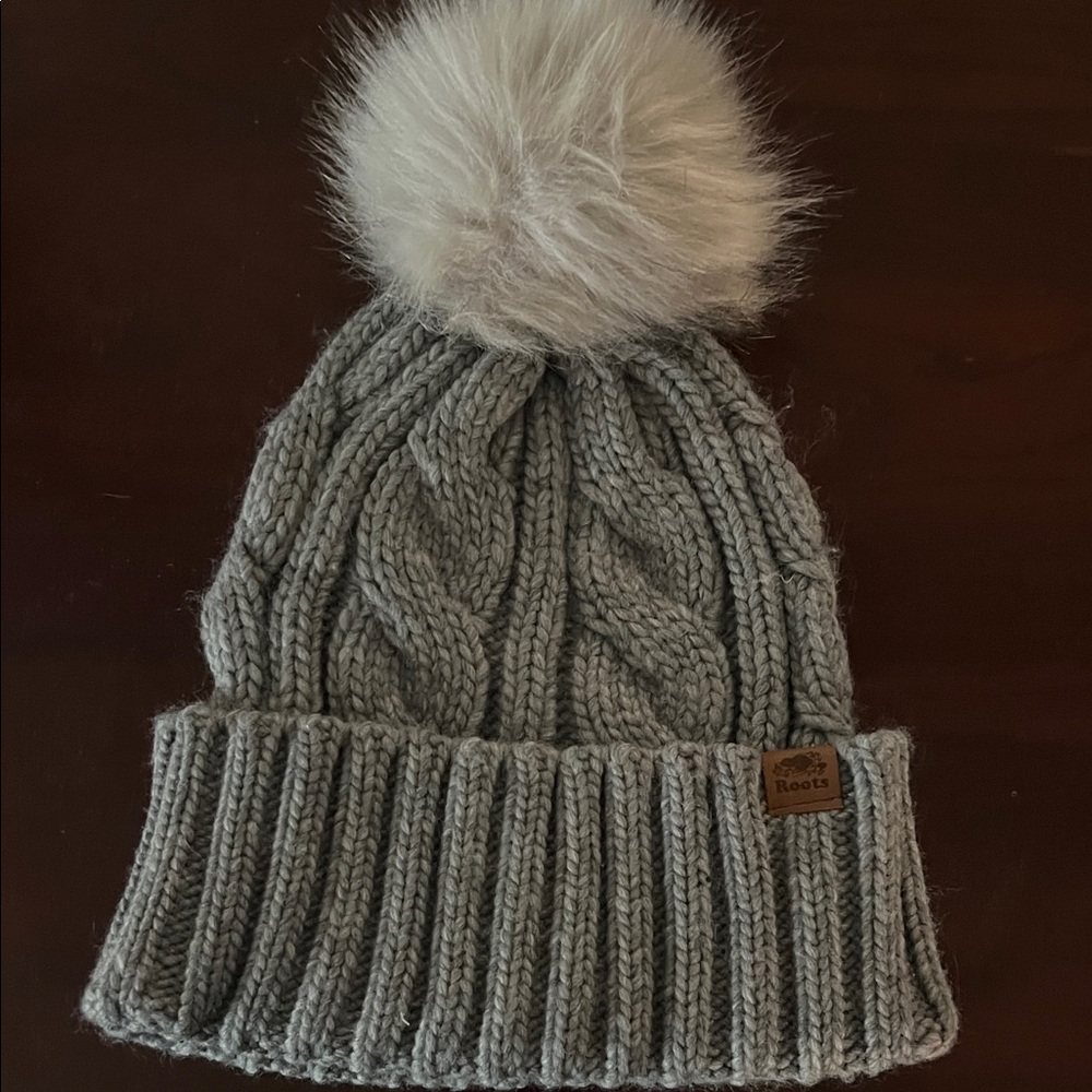 Roots Gray Cable Knit Beanie with Fluffy Pom NWT